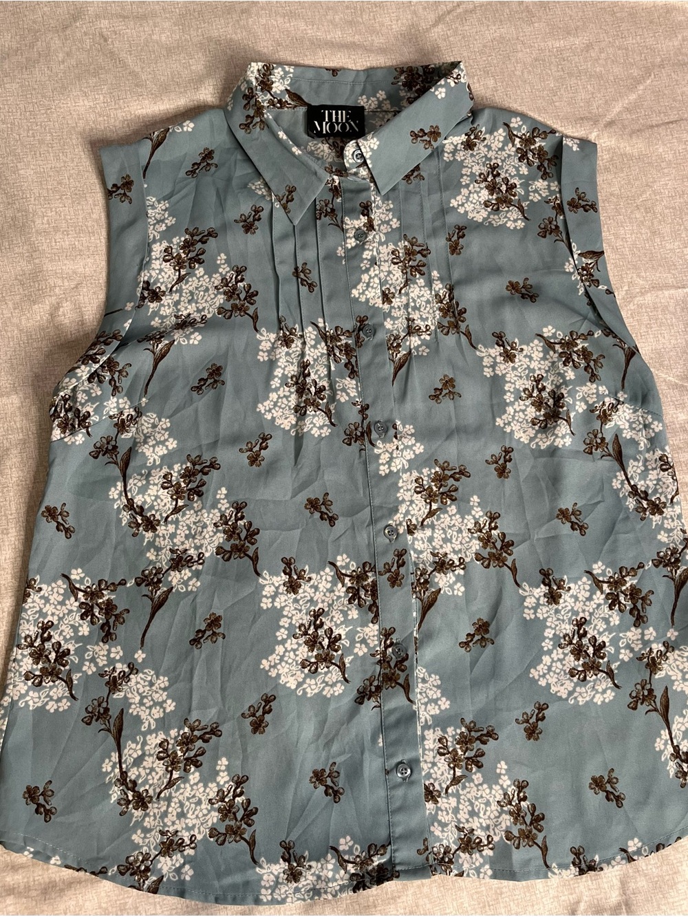 The Moon Sleeveless Floral Button-Up Top in Dusty Blue
